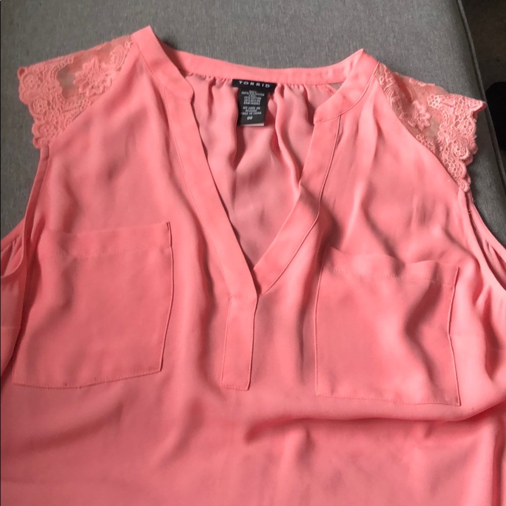 DON’T MISS OUT!! LIKE NEW!!! Torrid 00 Tee Shirt